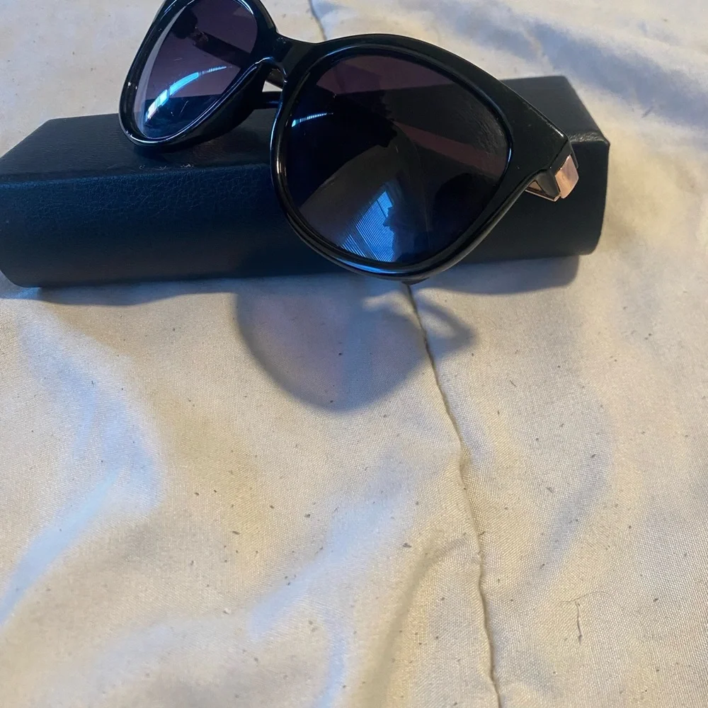 LC Lauren Conrad Black Frame Sunglasses with Gradient Lenses